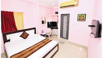 Hypo-allergenic bedding, desk, soundproofing, free WiFi