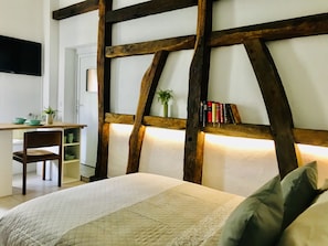 Une chambre à coucher avec un lit, un bureau et des étagères.
