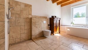 Un bagno con doccia, WC, lavabo e vasca da bagno.