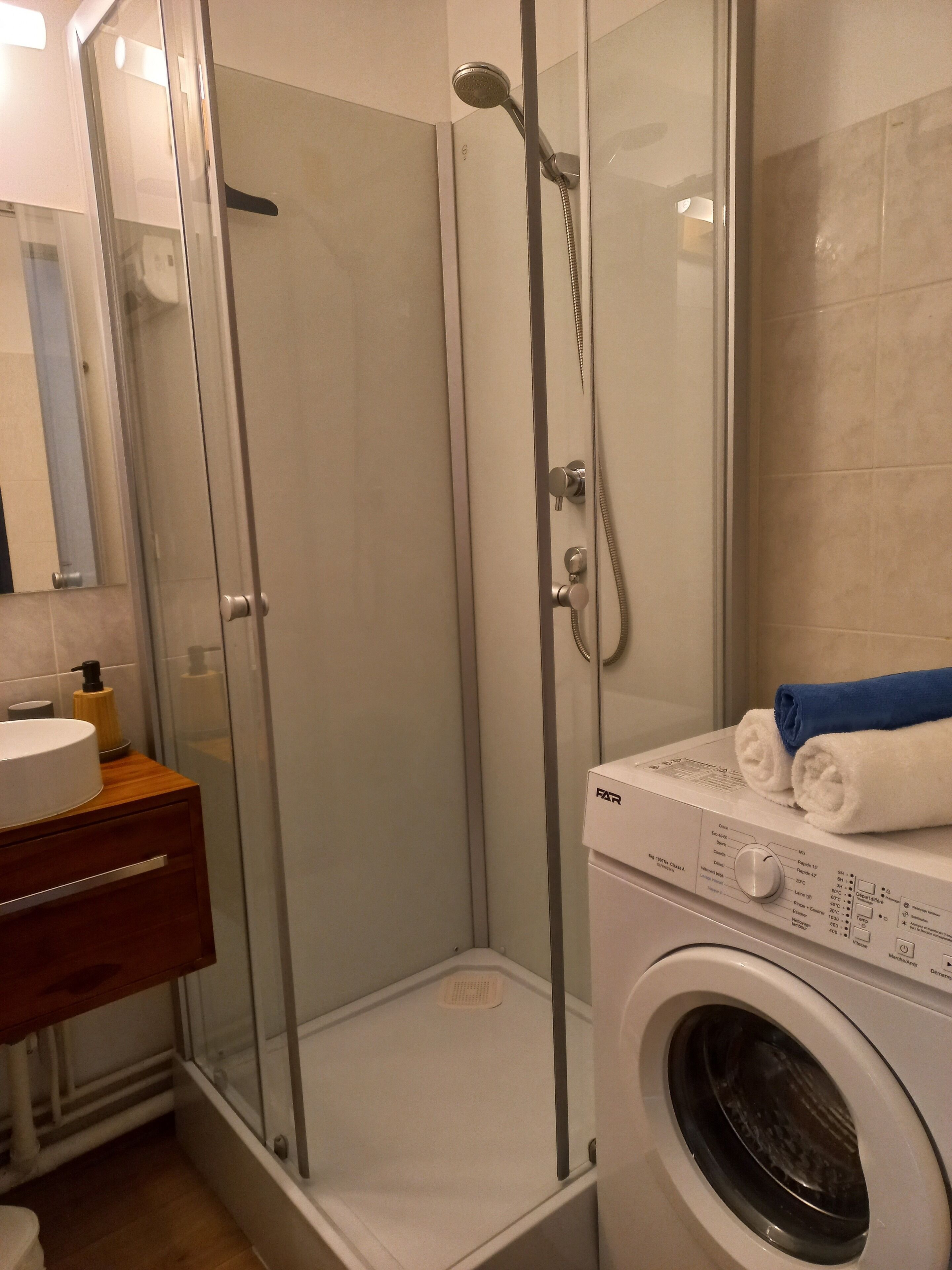 Douche, sèche-cheveux, serviettes fournies, papier toilette