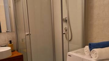 Douche, sèche-cheveux, serviettes fournies, papier toilette