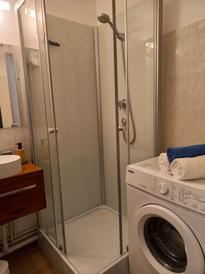 Een douche, een haardroger, handdoeken, toiletpapier
