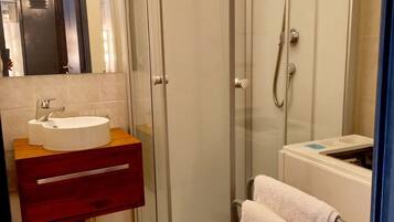 Douche, sĂšche-cheveux, serviettes fournies, papier toilette