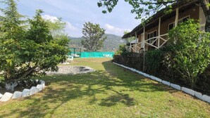 Property grounds - Vatika Resorts Cottages (Shoghi)
