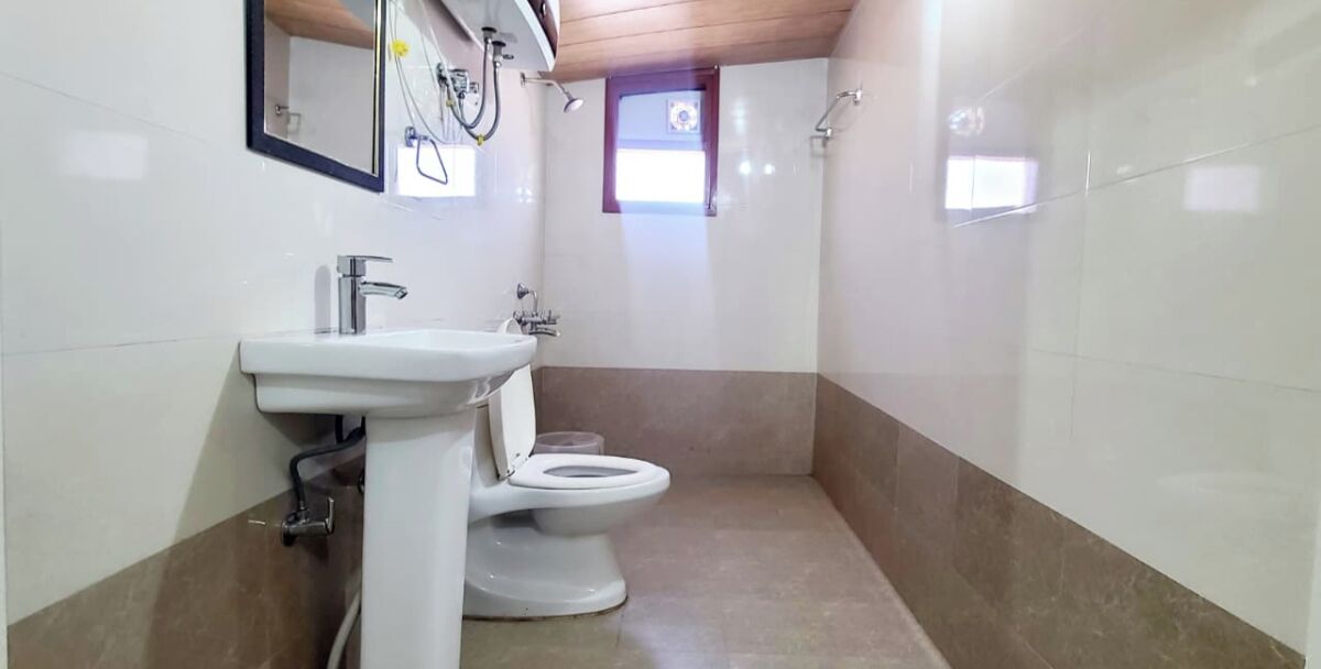 Deluxe Room | Bathroom | Shower, free toiletries, towels, soap