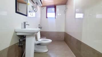 Deluxe Room | Bathroom | Shower, free toiletries, towels, soap