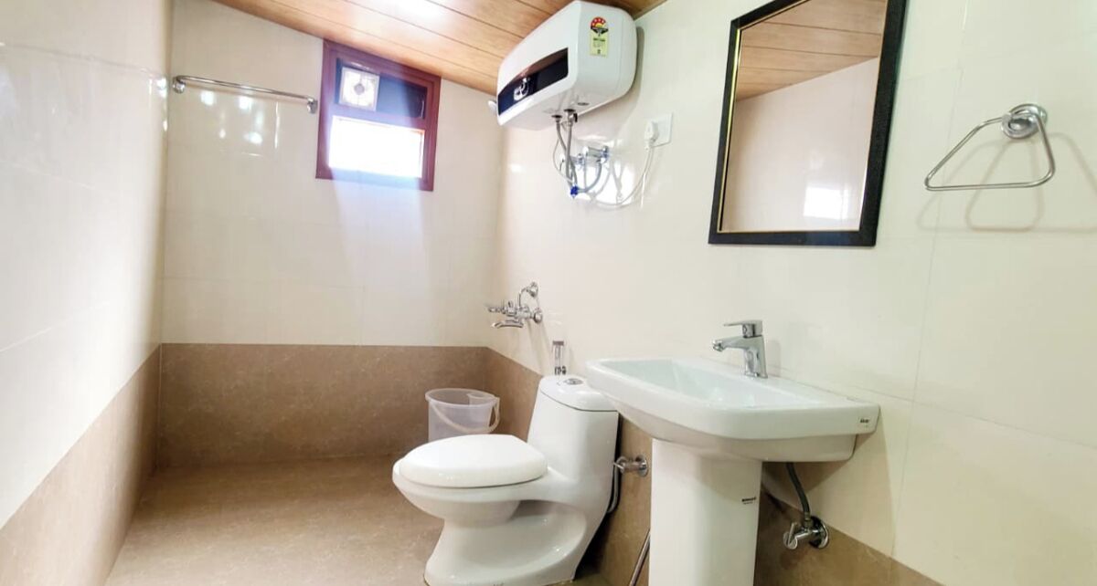 Deluxe Room | Bathroom | Shower, free toiletries, towels, soap