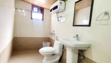 Deluxe Room | Bathroom | Shower, free toiletries, towels, soap