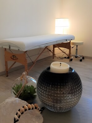 Spa - Guest Room “Chambre Hibiscus – Shared Pool” with Pool, Shared Terrace, and Wi-Fi (Chamaret)