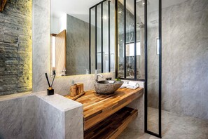 Dusche, Haartrockner, Handtücher, Seife