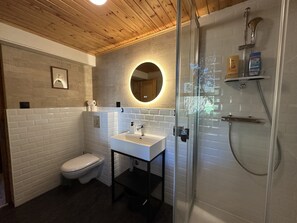 Dusj, hårføner, håndklær og såpe