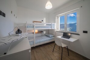 Tabla de planchar con plancha, wifi gratis y ropa de cama