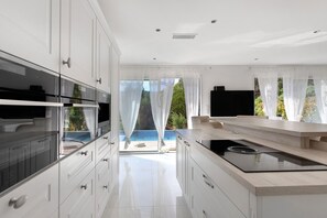 Wasserkocher mit Kaffee-/Teezubehör, Kühlschrank, Mikrowelle, Ofen