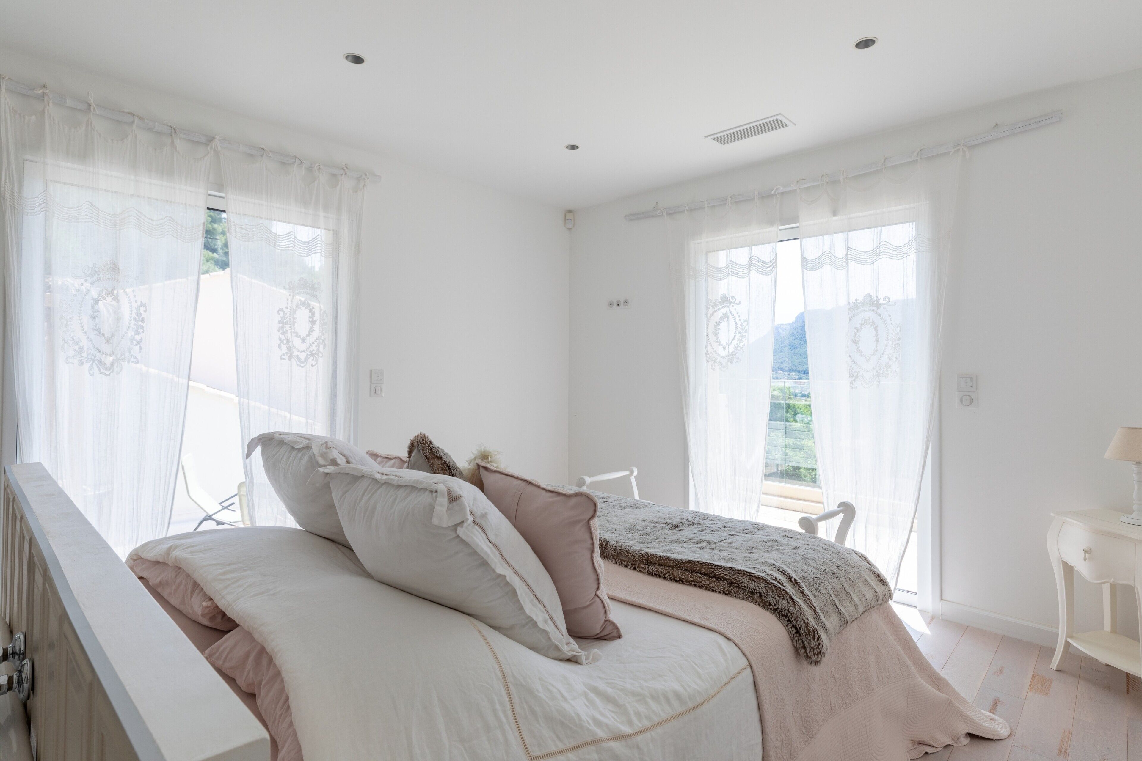 Tabla de planchar con plancha, wifi, ropa de cama