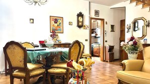 A dining area with a table, chairs, and a vase with flowers. - SUN HOUSE MONTORSO-OASIS OF RELAXATION A STONE'S THROW FROM THE SEA (LORETO)