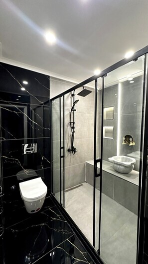 Hair dryer, towels, soap, toilet paper - Serene Stylish Central Cihangir Flat w/ Bosphorus 3-bedroom apartment (Beyoglu)