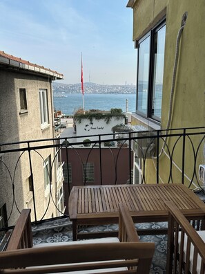 Outdoor dining - Serene Stylish Central Cihangir Flat w/ Bosphorus 3-bedroom apartment (Beyoglu)