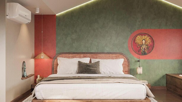 Ein Schlafzimmer mit Bett, Wandklimaanlage, Wanddeko und Nachttischlampe.