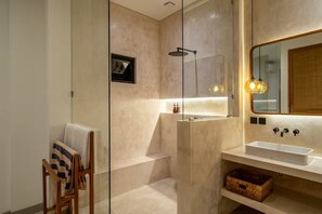 Luxury-Villa, 4 Schlafzimmer, eigener Pool, Stadtblick | Badezimmer | Bademäntel, Hausschuhe, Bidet