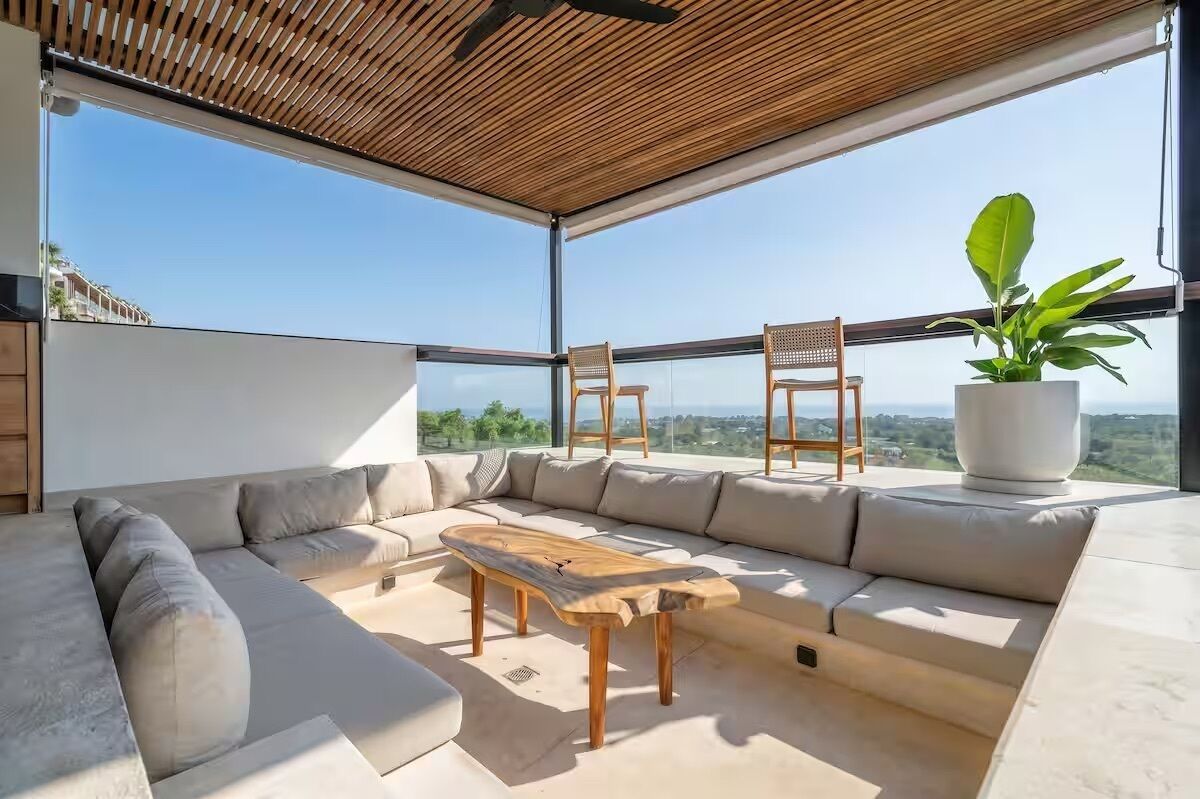 Luksus-villa - 4 soveværelser - privat pool - byudsigt | Opholdsområde | 50-tommers smart-tv med digitale kanaler