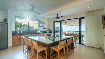 Villa de lujo, 4 habitaciones, alberca privada, vista a la ciudad | Cocina privada | Cafetera de espresso, tostadora, licuadora y condimentos