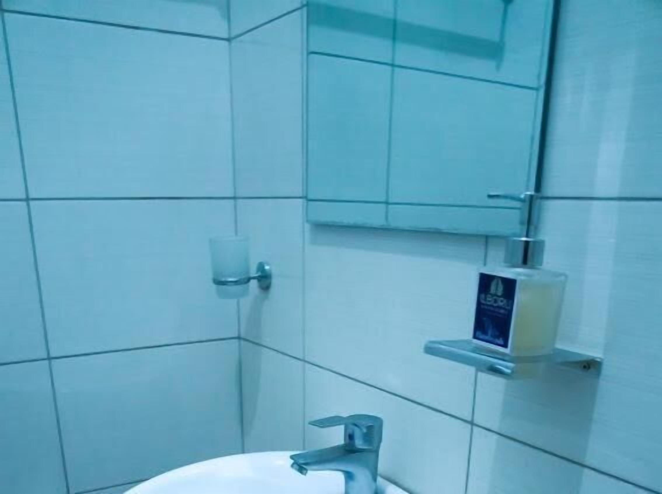 Douche, sèche-cheveux, chaussons, serviettes fournies