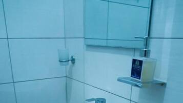 Douche, sèche-cheveux, chaussons, serviettes fournies