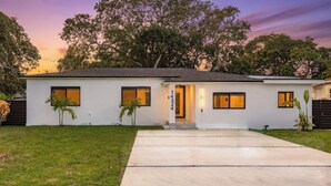 Unclassified image, 3 of 22, button - Superb Miami 4 Bedrooms, 3 Bath home, Perfect for Families & Groups (Miami)