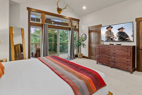 3BR Mnt View Hottub BBQ Walk 2 Iceskate Spa Dine