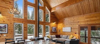 4BR Retreat 5-min to Hiking Biking Dining