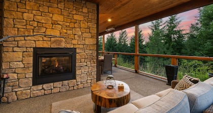 Treetop Escape Hottub BBQ In Outdoor Fireplace
