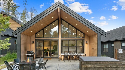 4BR Forest View Game Room Hot Tub Firepit BBQ