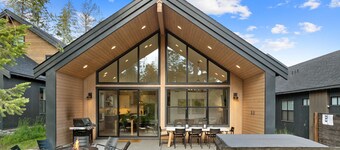 4BR Forest View Game Room Hot Tub Firepit BBQ