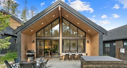 4BR Forest View Game Room Hot Tub Firepit BBQ
