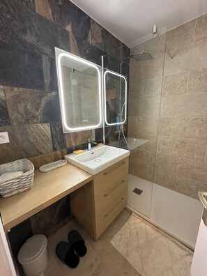 Bathroom - Vrbo Property (Carry-le-Rouet)