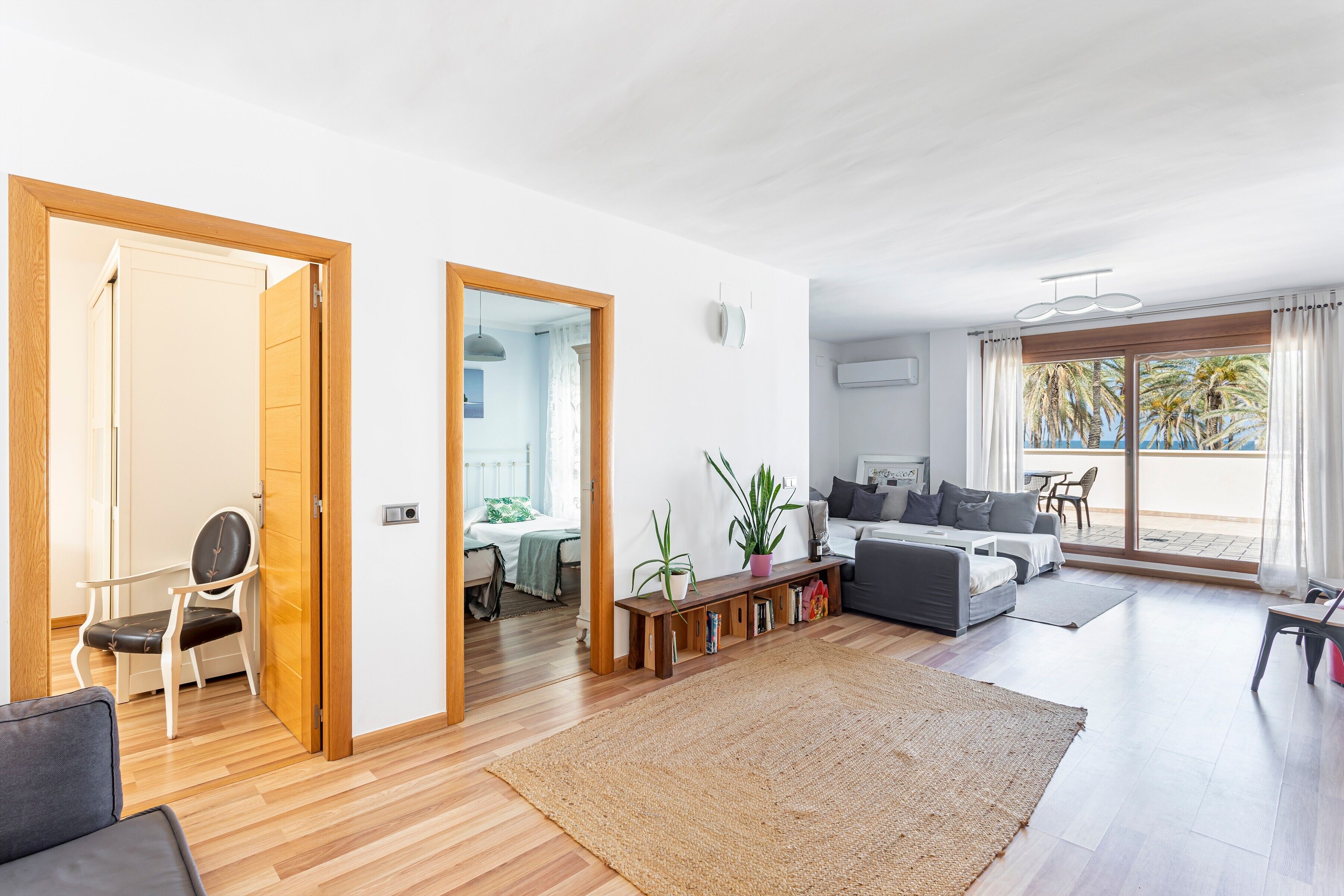 Tabla de planchar con plancha, wifi, ropa de cama