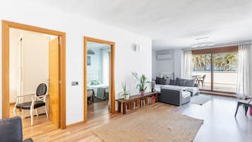 Tabla de planchar con plancha, wifi, ropa de cama