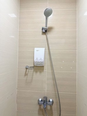 Regadera, secadora de cabello, bidet, toallas 