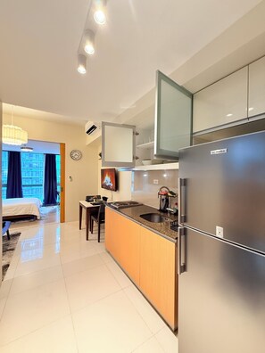 Private kitchen - NEW! Cozy & Stylish 350Mbps near Uptown Mall, Taguig BGC BackHome1 (Taguig)