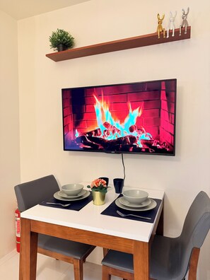 Dining - NEW! Cozy & Stylish 350Mbps near Uptown Mall, Taguig BGC BackHome1 (Taguig)