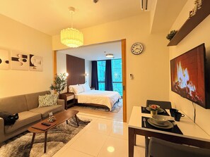 1 habitación, tabla de planchar con plancha, internet y ropa de cama 