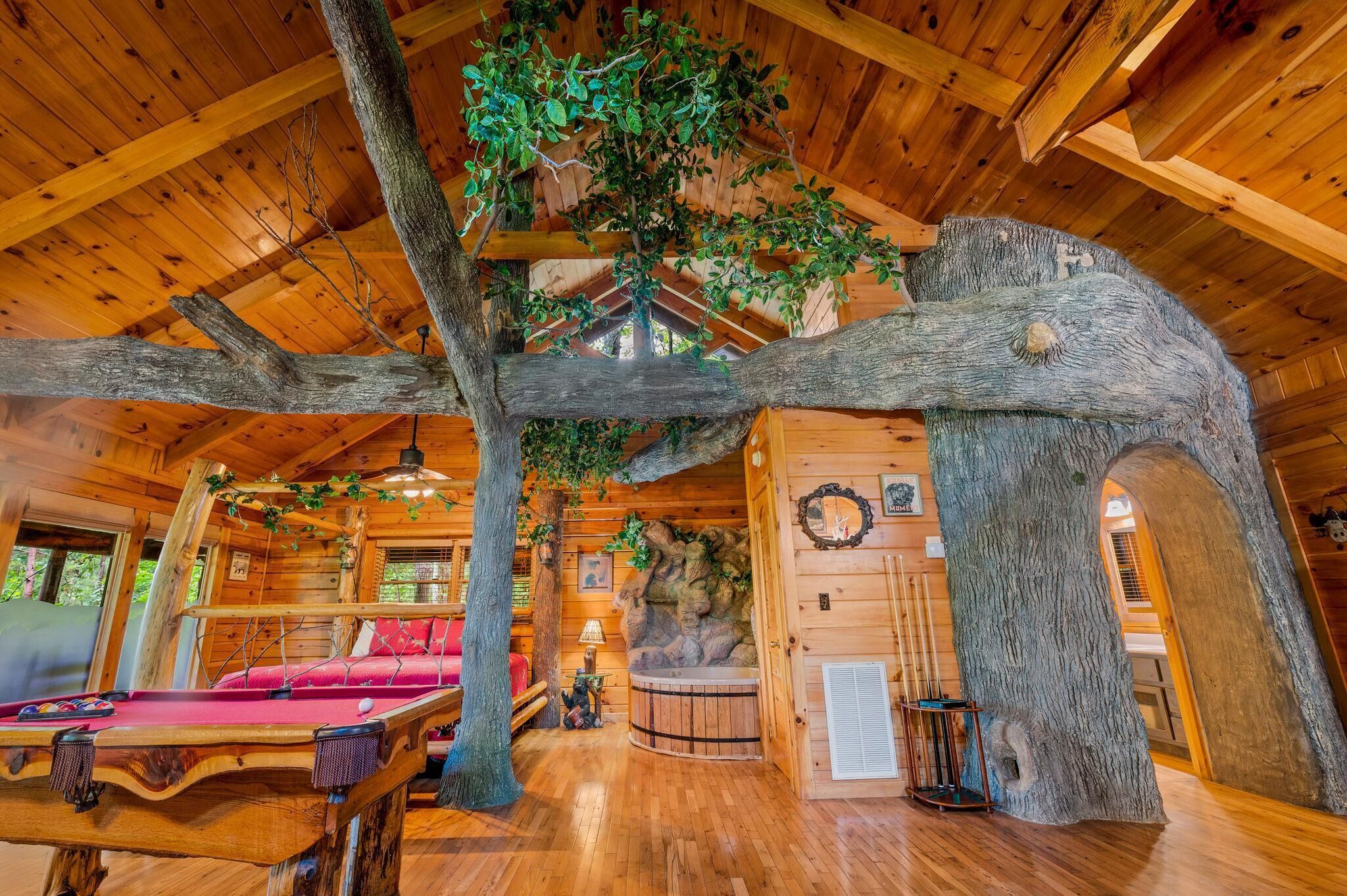 منزل - سرير ملكي مع أريكة سرير (Gatlinburg Enchanted Treehouse) | غرفة الألعاب