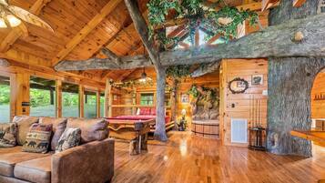 Rumah, 1 Tempat Tidur King dengan tempat tidur Sofa (Gatlinburg Enchanted Treehouse) | Interior