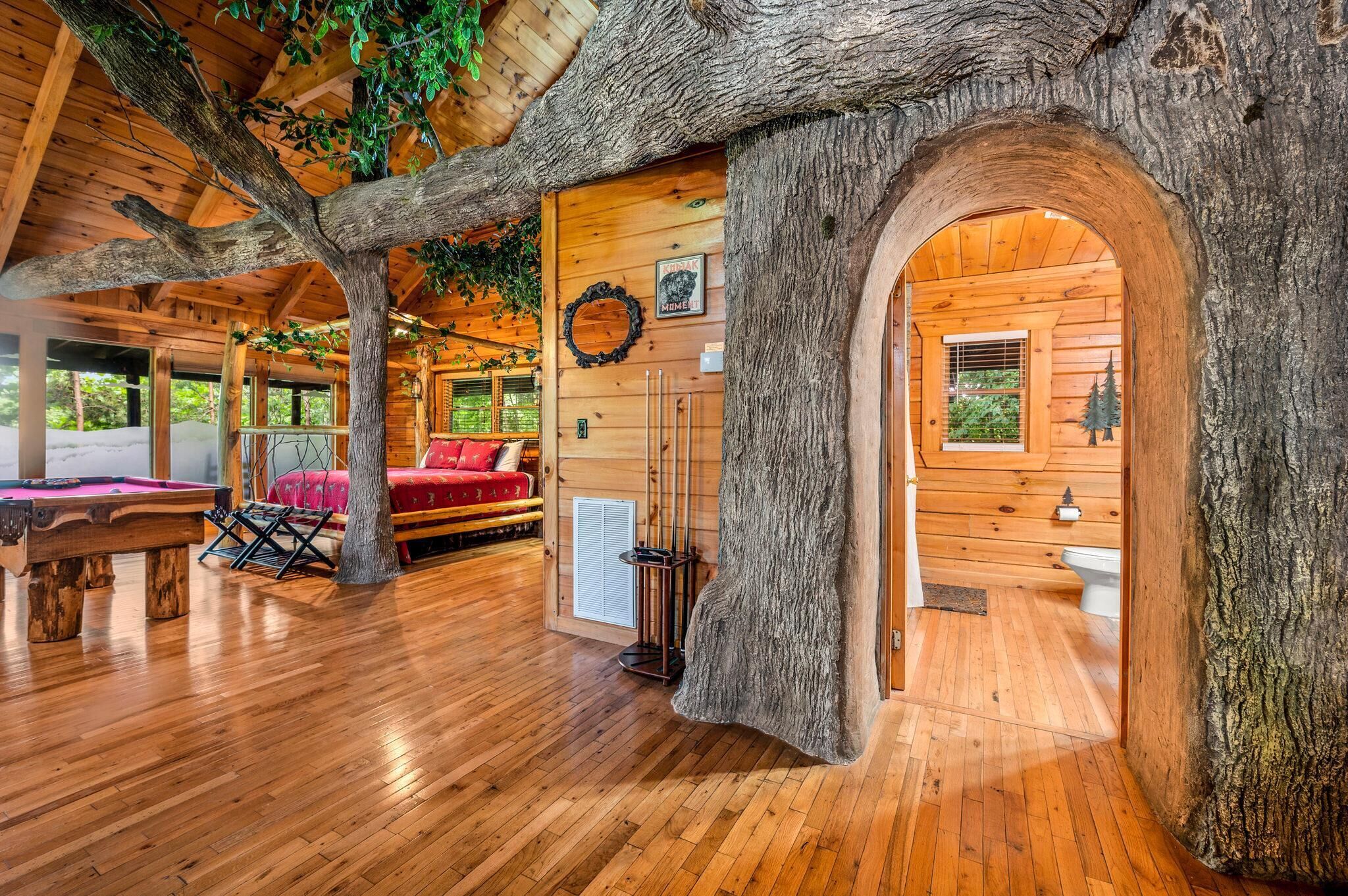 Rumah, 1 Tempat Tidur King dengan tempat tidur Sofa (Gatlinburg Enchanted Treehouse) | 1 kamar tidur