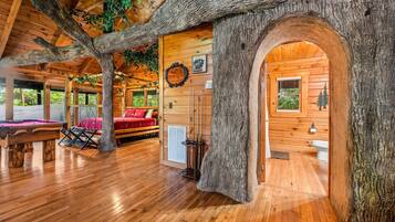Rumah, 1 Tempat Tidur King dengan tempat tidur Sofa (Gatlinburg Enchanted Treehouse) | 1 kamar tidur