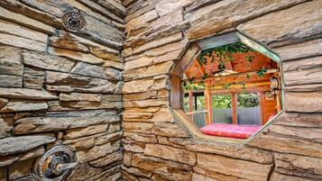 Rumah, 1 Tempat Tidur King dengan tempat tidur Sofa (Gatlinburg Enchanted Treehouse) | Halaman properti