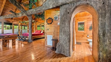 House, 1 King Bed with Sofa bed (Gatlinburg Enchanted Treehouse)
