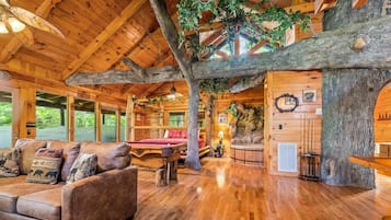 Maison, 1 très grand lit et 1 canapé-lit (Gatlinburg Enchanted Treehouse) | Intérieur