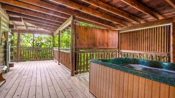 House, 1 King Bed with Sofa bed (Gatlinburg Enchanted Treehouse) | Outdoor spa tub