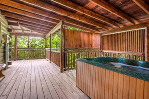 บ้านพัก, เตียงคิงไซส์ 1 เตียง และโซฟาเบด (Gatlinburg Enchanted Treehouse) | อ่างสปากลางแจ้ง